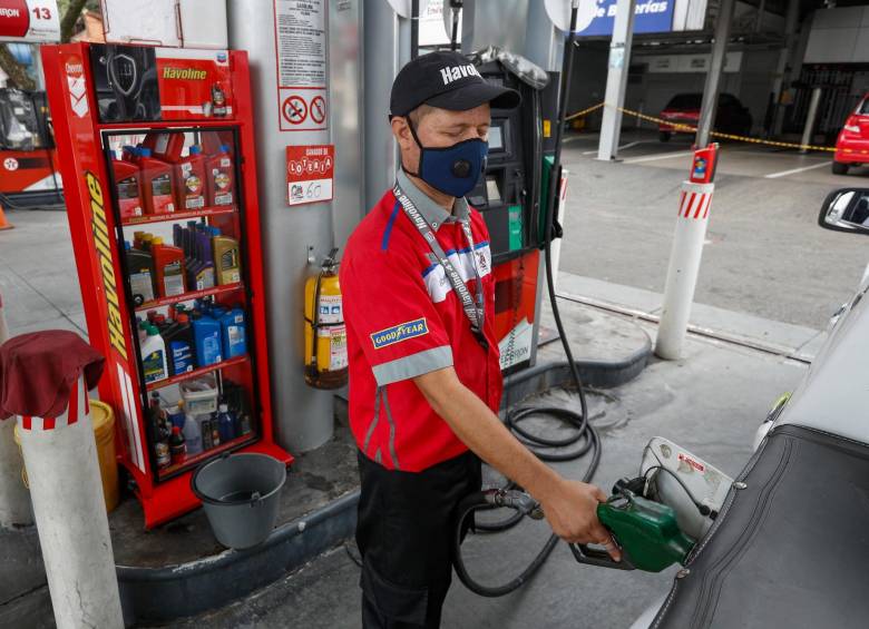 Cabe recordar que desde octubre del año pasado, cuando se aplicó el primer incremento, y hasta julio de este año, el galón de gasolina ha subido $4.450, quedando en Medellín en los $13.906. Foto: Manuel Saldarriaga 