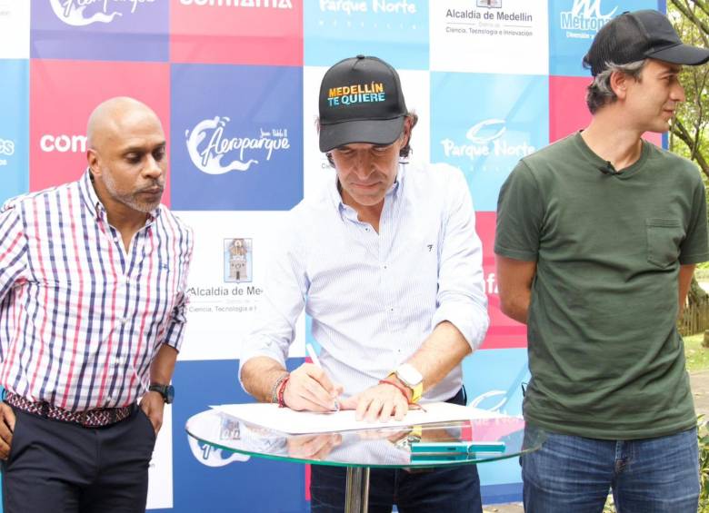 Firma del convenio entre la Alcaldía de Medellín, Metroparques y Comfama. FOTO: Cortesía