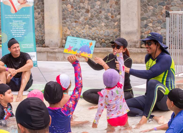 Cuentos de sol y agua: un programa con el que Comfenalco revoluciona la lectura en las piscinas