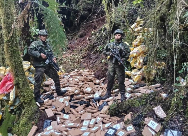 Cinco toneladas y media de clorhidrato de cocaína fueron incautadas por tropas del Ejército Nacional en coordinación con la Policía Nacional. FOTO: Fuerzas Militares de Colombia