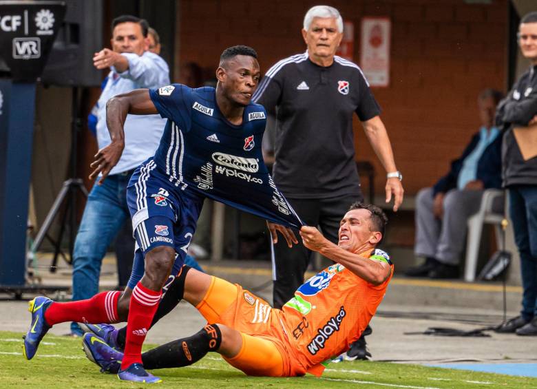 Esta acción de falta de Francisco Báez sobre Díber Cambindo generó la reacción del banco rojo. Al final, el partido que terminó en empate, deja vivo al Independiente Medellín. FOTO carlos velásquez 