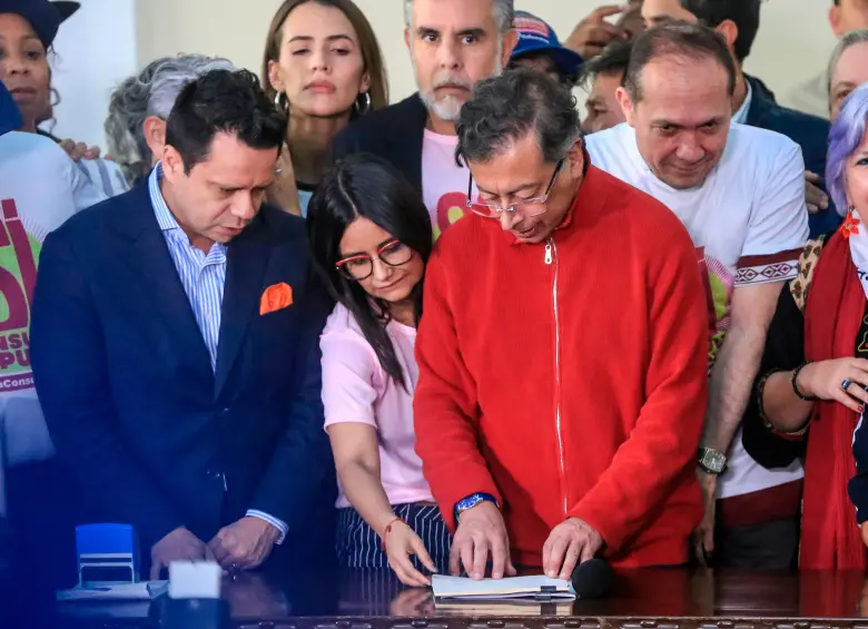 La Plaza de Bolívar fue el escenario elegido por Petro para lanzar su propuesta de consulta popular este primero de mayo. FOTOS Colprensa