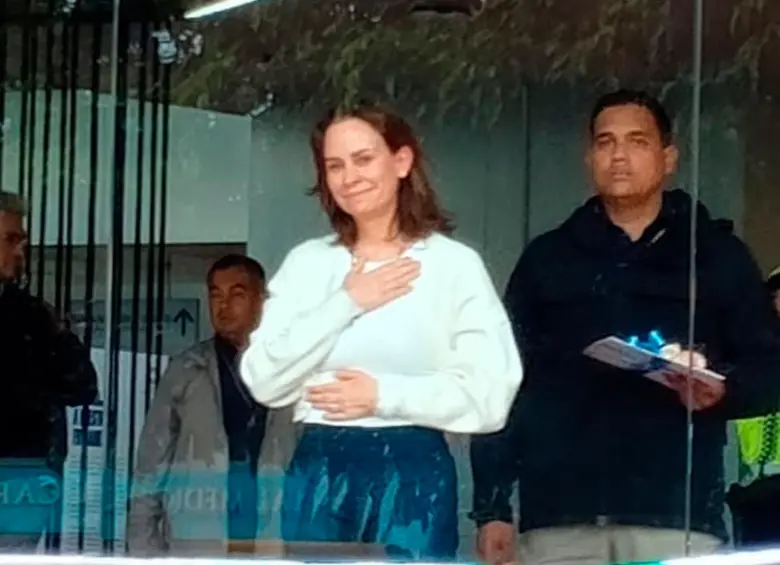 María Claudia Tarazona agradeciendo a las personas que se acercan a la Fundación Santa Fe de Bogotá a orar por la salud de Miguel Uribe Turbay. FOTO: Tomada de redes sociales