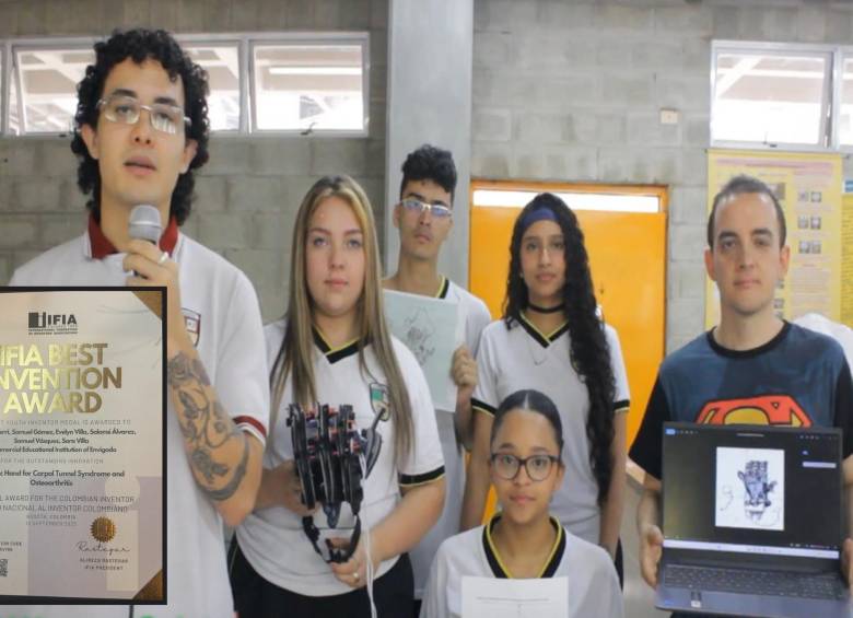 Adelante, el galardón obtenido. Atrás, los jóvenes inventores. FOTO: Imagen tomada de redes sociales