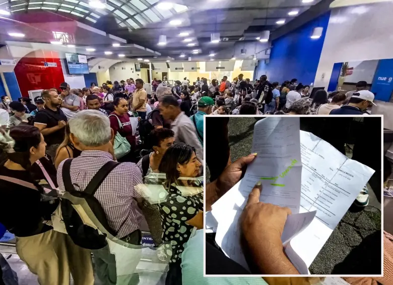 Adelante, una usuaria muestra su autorización de medicinas ad portas de vencerse por falta de entrega de medicamentos. Atrás, usuarios de la Nueva EPS en su sede de la Avenida ORiental. FOTO: Julio Herrera