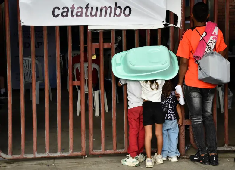 Los desplazados por los recientes enfrentamientos entre grupos armados esperan recibir donaciones en el Estadio General Santander en Cúcuta, Norte de Santander, el 23 de enero de 2025. Colombia está luchando contra su peor crisis de seguridad en una década, después de una serie de ataques guerrilleros en el norte del país han dejado al menos 80 muertos y desplazado a 36.000 más. (Foto de Schneyder Mendoza/AFP)