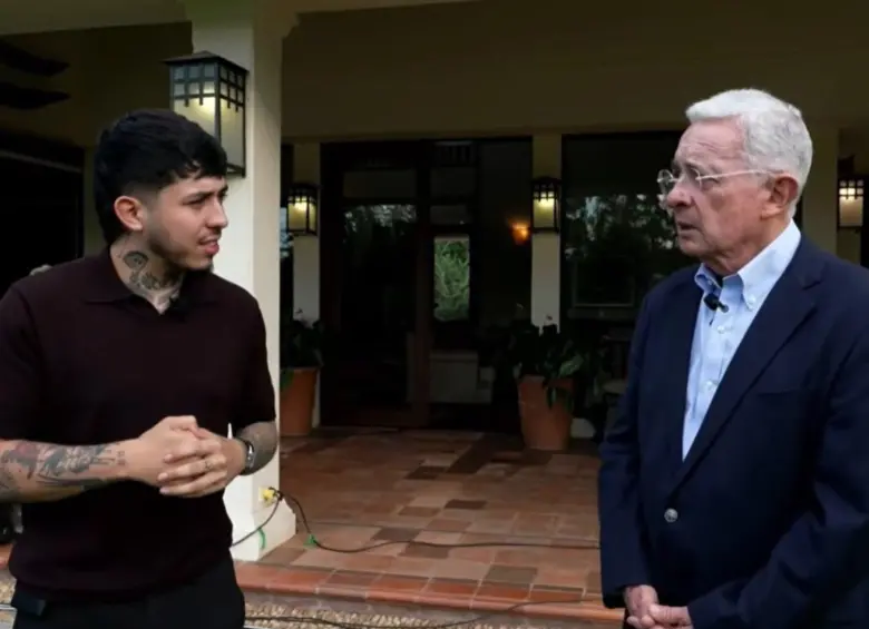 El creador de contenido Westcol entrevistó a Álvaro Uribe Vélez en Llanogrande. Foto: Captura de video redes sociales