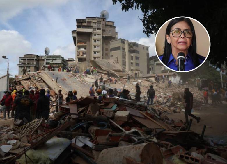 Personas y rescatistas trabajan entre los escombros del edificio Moisés en la Avenida Anauco, en Caracas. La corrupción en el país habría influido en la falta de mantenimiento y en el incumplimiento de las normas de construcción de muchos edificios. FOTO Getty 