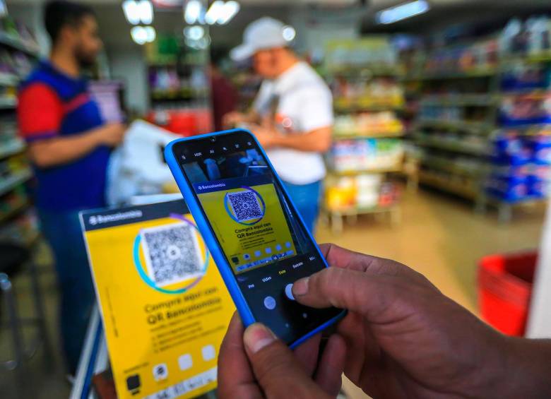 Por ahora, mientras el decreto avanza, el futuro de Bre-B —la gran apuesta del Banco de la República— parece tambalear justo cuando estaba a punto de despegar. FOTO: Camilo Suárez