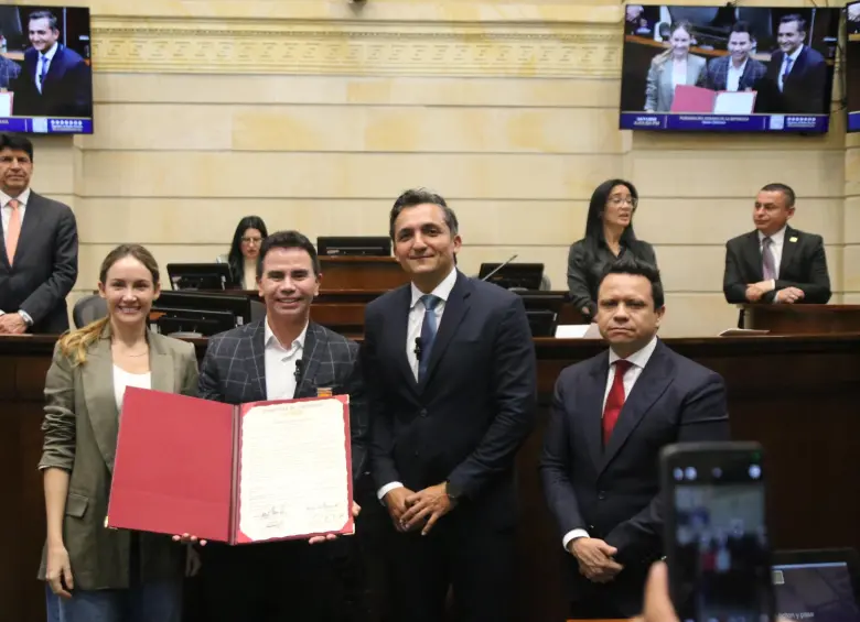 Johnny Rivera durante el acto de reconocimiento en el Senado de la República. FOTO Senado de la República