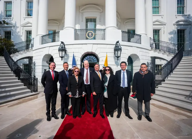El presidente Gustavo Petro y parte de su comitiva posando para una foto a las afueras de la Casa Blanca. FOTO: Cortesía Presidencia