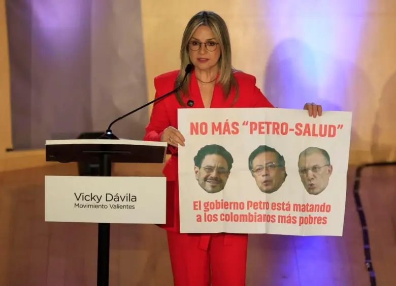 Vicky Dávila exhibió un cartel con los rostros de los candidatos Iván Cepeda, Roy Barrera y el presidente Gustavo Petro. FOTO: Camilo Suárez