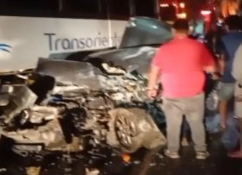 Así quedó uno de los vehículos accidentados en la Medellín-Bogotá. FOTO: Cortesía Denuncias Antioquia.