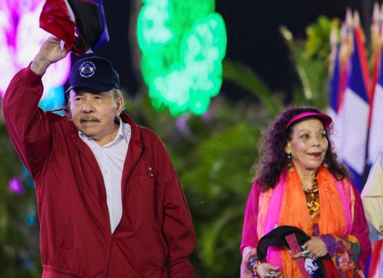 Esta fotografía, distribuida por el gobierno de Nicaragua a través del medio oficial de noticias El 19 Digital, muestra al presidente de Nicaragua, Daniel Ortega, saludando junto a su esposa y copresidenta, Rosario Murillo, durante un acto para conmemorar el 47.º aniversario de la Revolución Nicaragüense en Managua, el 19 de julio de 2026. FOTO: César Pérez / El 19 DIGITAL / AFP