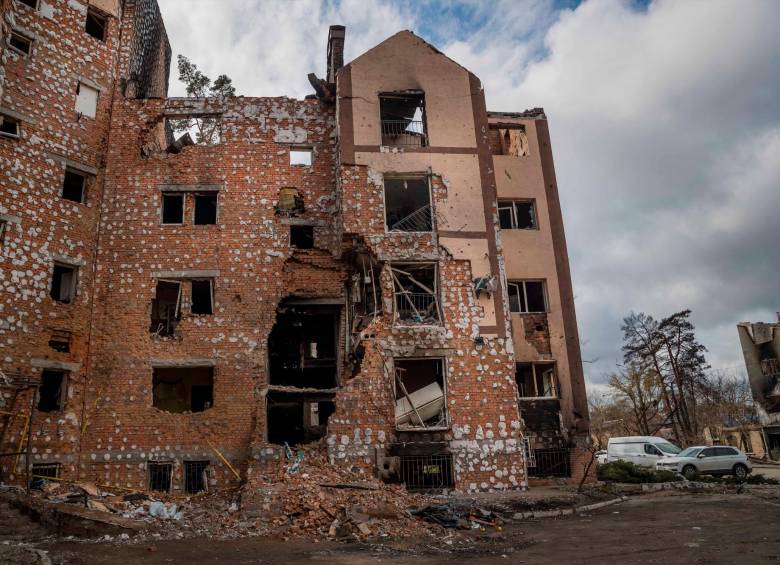 Edificio que fue alcanzado por los proyectiles de alto calibre en Irpin, Kiev. FOTO: EFE.