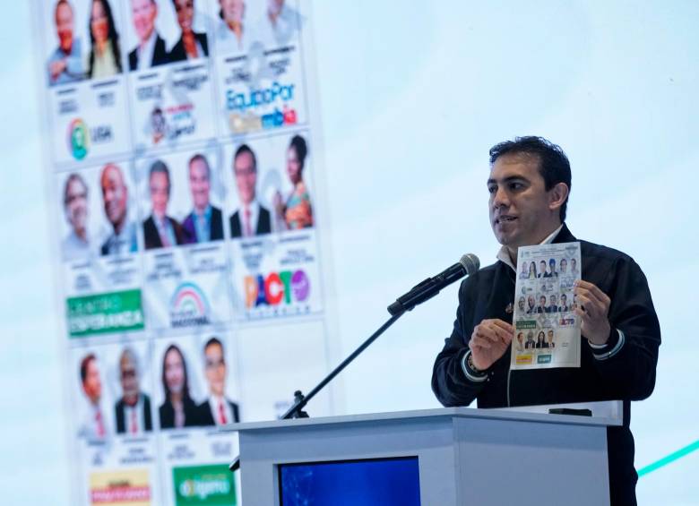 El registrador Alexander Vega presentó el tarjetón electoral con los ocho aspirantes a la Presidencia. FOTO Colprensa