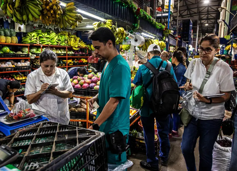 El consumo de los hogares y el gasto público serían los principales motores del crecimiento de la economía colombiana en el segundo trimestre de 2026, según las estimaciones de Bancolombia. FOTO EL COLOMBIANO