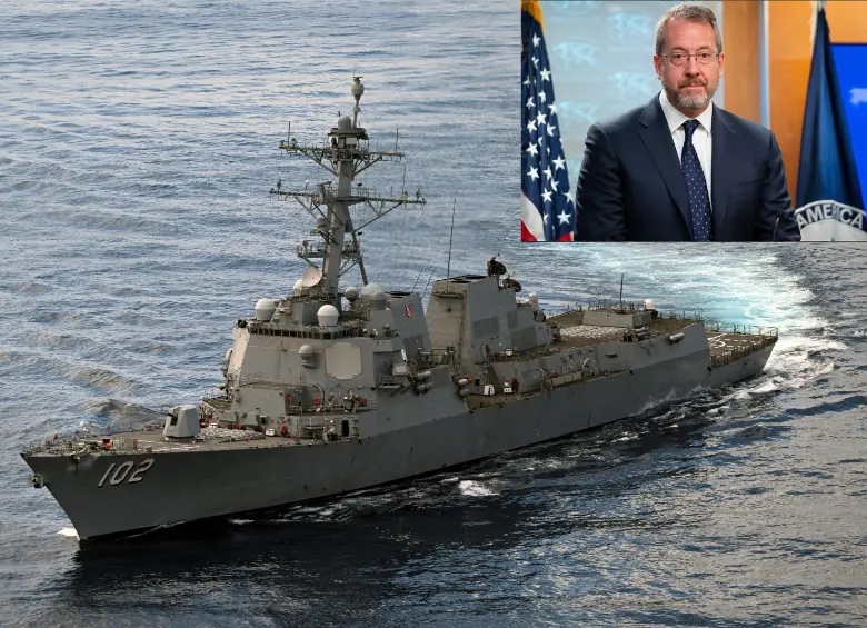 El destructor de misiles guiados USS Sampson, y el exembajador de Estados Unidos en Venezuela, James Story. FOTOS: AFP
