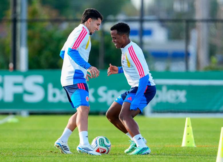 Gustavo Puerta y Jhon Arias jugando en un entrenamiento. FOTO: FCF