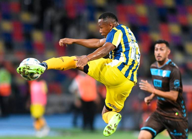 El colombiano Jaminton Campaz en acción, en el duelo que su equipo, Rosario Central ganó 1-0 para quedarse con el título de la Copa de la Liga. FOTO TOMADA @ROSARIOCENTRAL 