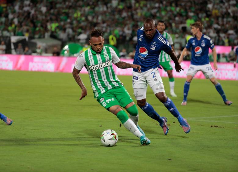 En la acción, el volante verde Jarlan Barrera. FOTO CARLOS VELÁSQUEZ
