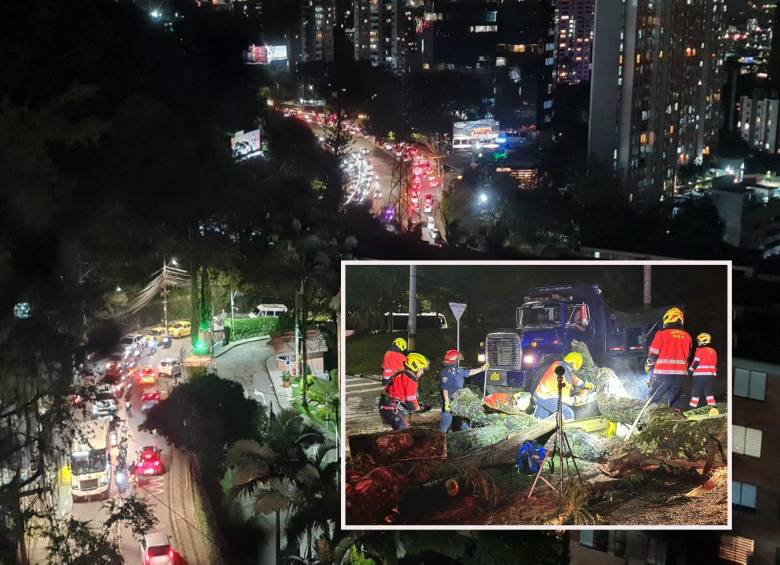 Adelante, bomberos de Medellín cortando el pesado árbol que cayó sobre Las Palmas. Atrás, el trancón que hasta hace poco se mantenía en esta misma vía. FOTO: Cortesía y Cortesía Denuncias Antioquia