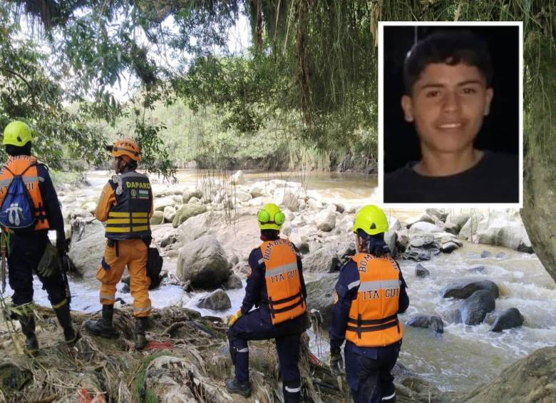 Adelante, imagen del joven desaparecido. Atrás, las labores de búsqueda realizadas por bomberos. FOTO: imagen tomada de redes.