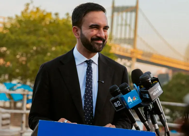 De ser elegido alcalde de Nueva York, Mamdani, con 33 años, se convertiría en una de las personas más jóvenes en ocupar el cargo. También se convertiría en el primer alcalde musulmán en la historia de la ciudad. FOTO: Tomada de X @ZohranKMamdani