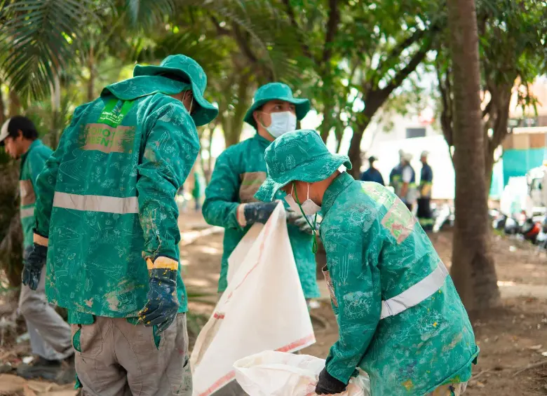 Recolección de basuras y escombros en las zonas más afectadas por esta problemática en la ciudad. FOTO Cortesía Alcaldía de Medellín.