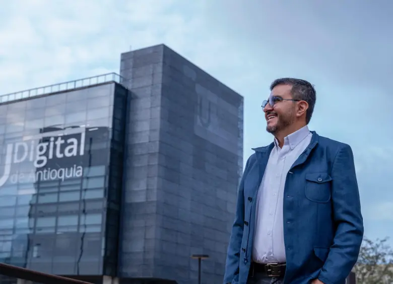 el rector Jasson de la Rosa Isaza, posando junto la sede de la Iuda en La Alpujarra. FOTO: imagen tomada de redes