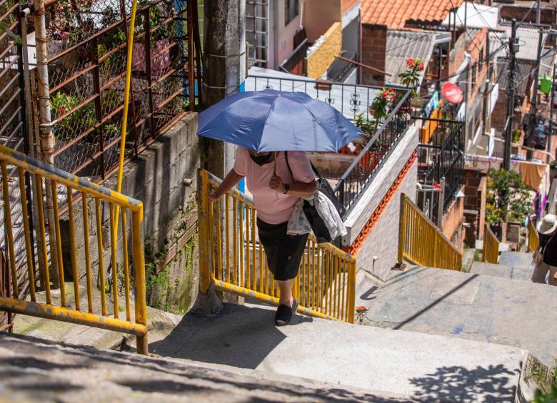A las personas que residen en el barrio 20 de Julio les toca subir y bajar la misma cantidad de escalones todos los días, y a veces en varias ocasiones. FOTO: CARLOS VELÁSQUEZ
