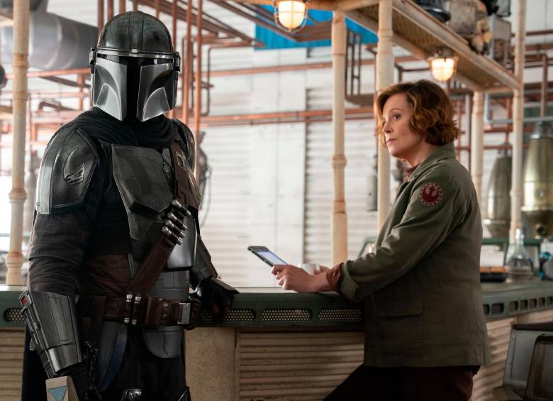El mandaloriano con la coronel Ward, a quien da vida la actriz Sigourney Weaver. FOTO Cortesía Disney +