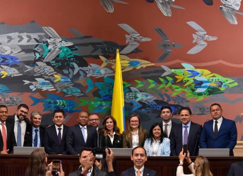Los nuevos magistrados del CNE junto con la mesa directiva del Congreso de la República, este 25 de agosto. Foto: Senado.