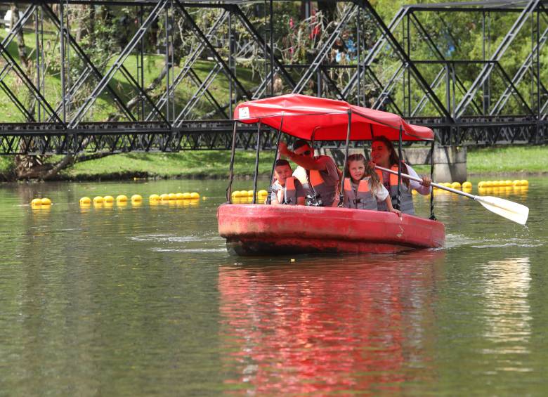 Familias disfrutan de actividades recreativas y espacios naturales en uno de los Parques Comfama durante la temporada de febrero. FOTO cortesía Comfama
