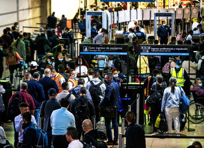 La salida de los vuelos nacionales colapsa en las mañanas. El promedio mensual de pasajeros domésticos llega a los 900.000, con cerca de 35.000 diarios. Según la gerencia del aeropuerto, se superó la capacidad para vuelos locales. FOTO JULIO CÉSAR HERRERA
