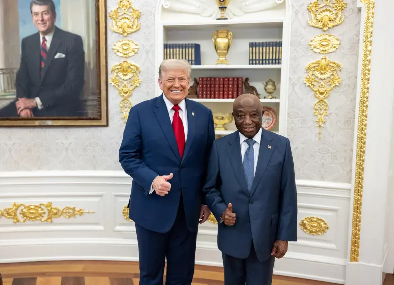El presidente estadounidense Donald Trump y su homólogo Joseph Boakai, de Liberia, en una reunión con líderes africanos el pasado 9 de julio de 2025. FOTO: CASA BLANCA