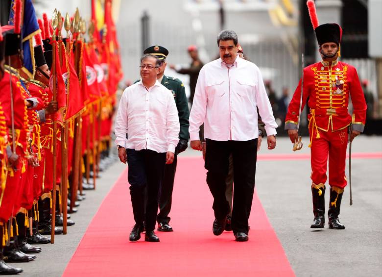 El presidente Gustavo Petro fue recibido por la vicepresidenta venezolana, Delcy Rodríguez. FOTO EFE