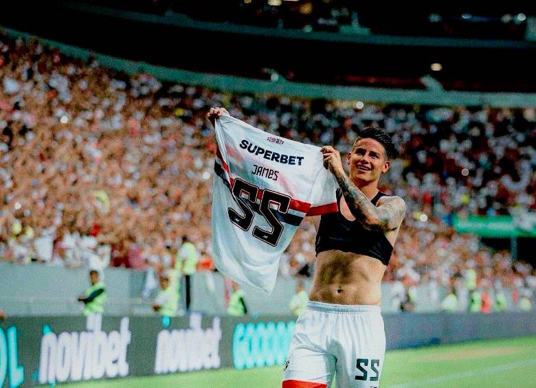 James Rodríguez mostrando su nuevo número a los hinchas del Sao Paulo. FOTO @jamesdrodriguez