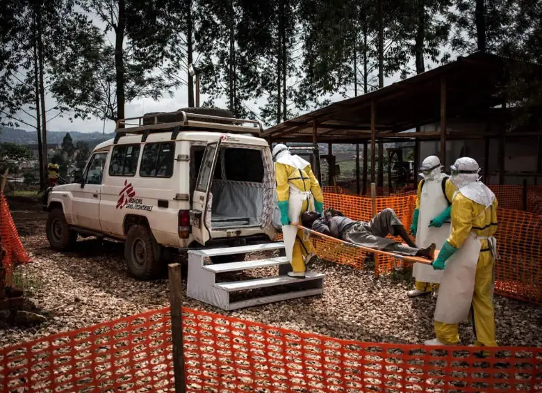 Trabajadores de salud atienden a un paciente en un centro médico en República Democrática del Congo, en medio del nuevo brote de ébola. FOTO: AFP.