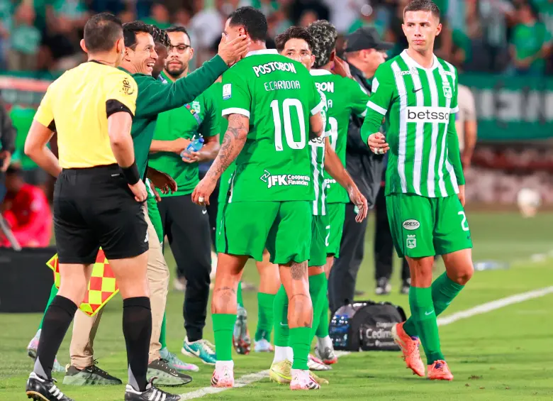 Edwin Cardona y el festejo de su golazo con el técnico Diego Arias. FOTO MANUEL SALDARRIAGA