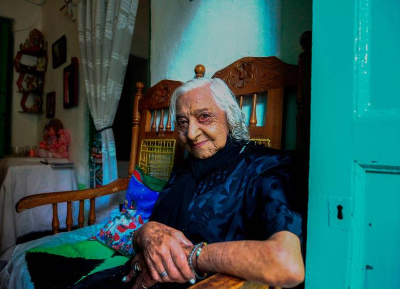 Muy sonriente en su silla, María Isabel evoca a su padre como un hombre zarco, buen mozo y que le brindó mucho cariño mientras estuvo vivo. En el recuadro, su hermana Herminia. FOTO camilo suárez