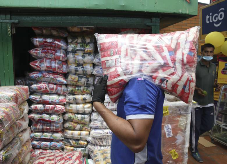 Con el fin de contrarrestar el ingreso ilegal de arroz y papa al país por la frontera con Ecuador, la Dian intensificó las acciones de control aduanero. Foto: EL COLOMBIANO