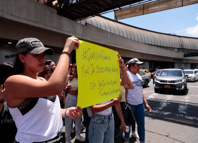 Los empleados de Viva Air se tomaron el acceso vehicular del aeropuerto para protestar este martes. FOTO: CARLOS VELÁSQUEZ