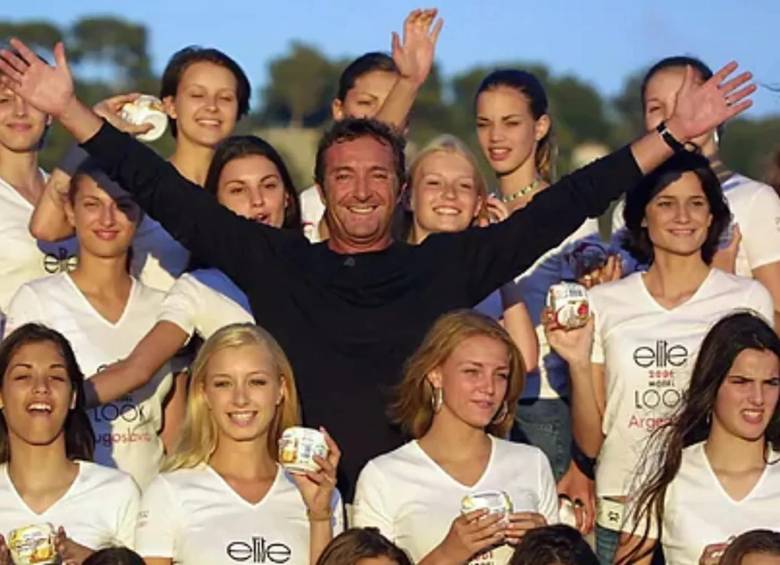 Seis mujeres, en su mayoría estadounidenses, han presentado en París una denuncia civil por violación y trata de personas contra Gérald Marie, exdirector de la prestigiosa agencia de modelos Elite en Francia. Ese es Gérald Marie con varias de sus modelos en 2001. FOTO: AFP