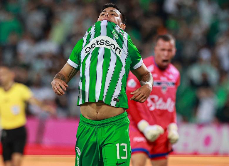 El jugador de Atlético Nacional, Nicolás Rodríguez, deberá responder por la denuncia en su contra. FOTO MANUEL SALDARRIAGA