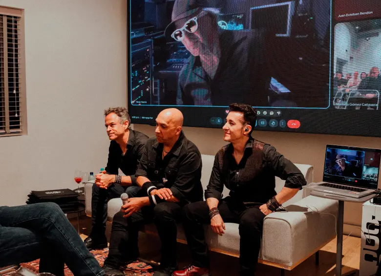 En la imagen los integrantes fundadores de Kraken: Gonzo Vásquéz, Hugo Restrepo y Jorge Atehortúa y el productor Víctor García en videollamada. FOTO Cortesía Codiscos