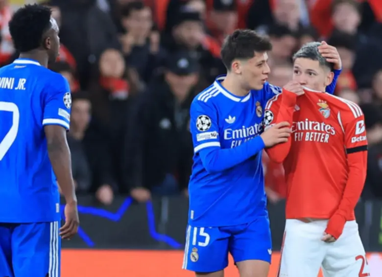 Momento en el que Gianluca Prestianni discutió con Vinícius Junior, tapándose la boca en medio del partido de Champions. FOTO: AFP