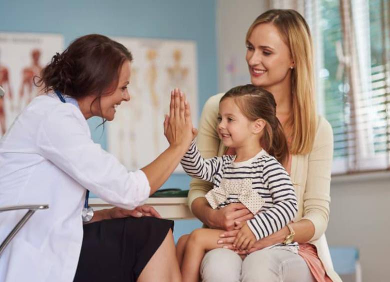 La teleconsulta pediátrica permite que niños y niñas con síntomas leves sean valorados por un especialista sin salir de casa y, según el caso, reciban manejo en el hogar o sean remitidos a consulta presencial o urgencias. FOTO: Magnific.