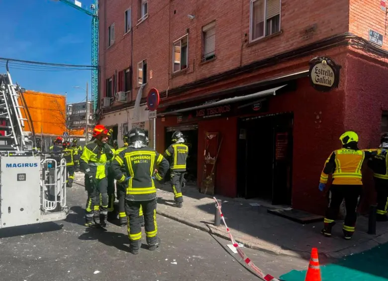 El bar en el que ocurrió la explosión está ubicado en el primer piso de un edificio de apartamentos en la calle Manuel Maroto del distrito de Puente de Vallecas, en Madrid. FOTO: Tomada de X @EmergenciasMad