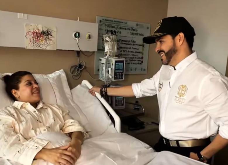 El presidente Abelardo de la Espriella visitó a Stephany Echeverría en la Fundación Valle de Lili, en Cali. Foto: Captura de video.